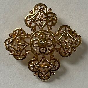 Vintage Gold Tone Lisner Brooch Maltese Filigree Cross Quatrefoil